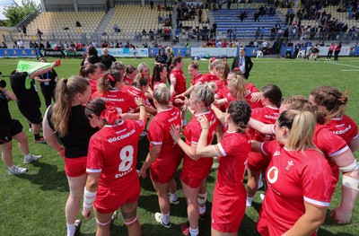 270425 - Italy v Wales, Guinness Women’s Six Nations 2025 - Wales players huddle up at the end of the match