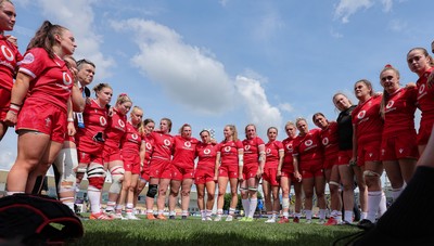 270425 - Italy v Wales, Guinness Women’s Six Nations 2025 - Wales players huddle up at the end of the match