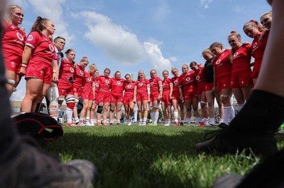 270425 - Italy v Wales, Guinness Women’s Six Nations 2025 - Wales players huddle up at the end of the match
