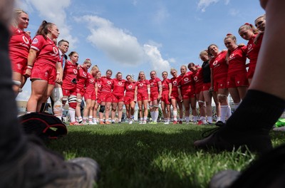 270425 - Italy v Wales, Guinness Women’s Six Nations 2025 - Wales players huddle up at the end of the match