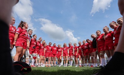 270425 - Italy v Wales, Guinness Women’s Six Nations 2025 - Wales players huddle up at the end of the match