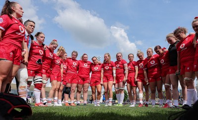 270425 - Italy v Wales, Guinness Women’s Six Nations 2025 - Wales players huddle up at the end of the match