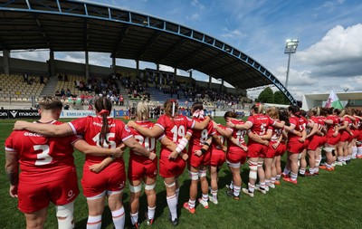 270425 - Italy v Wales, Guinness Women’s Six Nations 2025 - The Wales team during the anthems