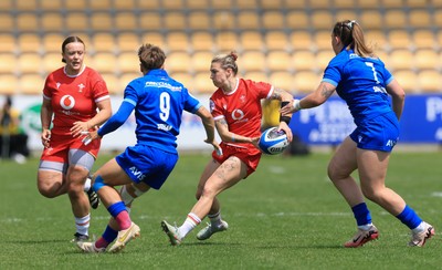 270425 - Italy v Wales, Guinness Women’s Six Nations 2025 - Keira Bevan of Wales passes to Lleucu George of Wales