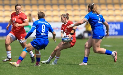 270425 - Italy v Wales, Guinness Women’s Six Nations 2025 - Keira Bevan of Wales passes to Lleucu George of Wales