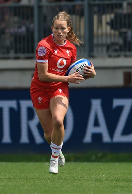 270425 - Italy v Wales, Guinness Women’s Six Nations 2025 - Carys Cox of Wales takes on Elisa Giordano of Italy