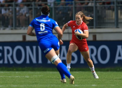 270425 - Italy v Wales, Guinness Women’s Six Nations 2025 - Carys Cox of Wales takes on Elisa Giordano of Italy