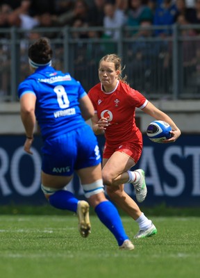 270425 - Italy v Wales, Guinness Women’s Six Nations 2025 - Carys Cox of Wales takes on Elisa Giordano of Italy