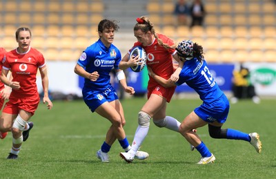270425 - Italy v Wales, Guinness Women’s Six Nations 2025 -Hannah Jones of Wales takes on Michela Sillari of Italy