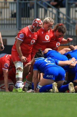 270425 - Italy v Wales, Guinness Women’s Six Nations 2025 -Donna Rose of Wales, Kelsey Jones of Wales and Gwenllian Pyrs of Wales
