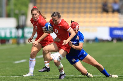 270425 - Italy v Wales, Guinness Women’s Six Nations 2025 - Jasmine Joyce of Wales with Lisa Neumann of Wales in support