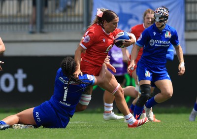 270425 - Italy v Wales, Guinness Women’s Six Nations 2025 - Georgia Evans of Wales takes on Silvia Turani of Italy