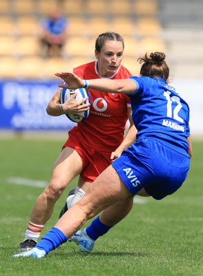 270425 - Italy v Wales, Guinness Women’s Six Nations 2025 - Jasmine Joyce of Wales takes on Sara Mannini of Italy