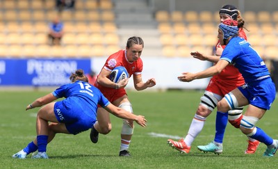 270425 - Italy v Wales, Guinness Women’s Six Nations 2025 - Jasmine Joyce of Wales takes on Sara Mannini of Italy