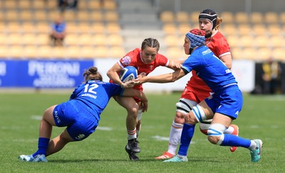 270425 - Italy v Wales, Guinness Women’s Six Nations 2025 - Jasmine Joyce of Wales takes on Sara Mannini of Italy