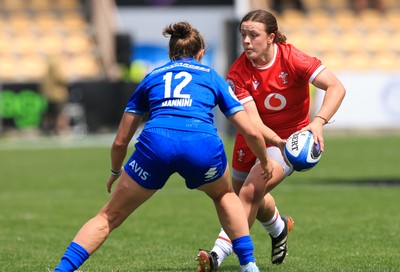 270425 - Italy v Wales, Guinness Women’s Six Nations 2025 - Lleucu George of Wales takes on Sara Mannini of Italy