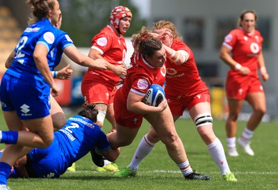 270425 - Italy v Wales, Guinness Women’s Six Nations 2025 - Gwenllian Pyrs of Wales charges forward