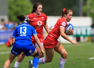 270425 - Italy v Wales, Guinness Women’s Six Nations 2025 - Lisa Neumann of Wales