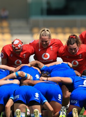 270425 - Italy v Wales, Guinness Women’s Six Nations 2025 - Donna Rose of Wales, Kelsey Jones of Wales and Gwenllian Pyrs of Wales