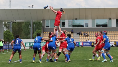 270425 - Italy v Wales, Guinness Women’s Six Nations 2025 - Bethan Lewis of Wales wins the lineout