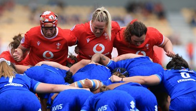 270425 - Italy v Wales, Guinness Women’s Six Nations 2025 - Donna Rose of Wales, Kelsey Jones of Wales and Gwenllian Pyrs of Wales
