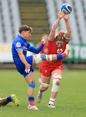 270425 - Italy v Wales, Guinness Women’s Six Nations 2025 - Gwen Crabb of Wales looks to charge down the kick by Sofia Stefan of Italy