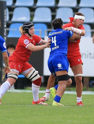 270425 - Italy v Wales, Guinness Women’s Six Nations 2025 - Georgia Evans of Wales and Bethan Lewis of Wales get to grips with Sara Tounesi of Italy