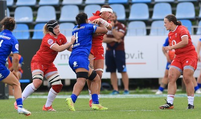 270425 - Italy v Wales, Guinness Women’s Six Nations 2025 - Georgia Evans of Wales and Bethan Lewis of Wales get to grips with Sara Tounesi of Italy