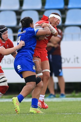 270425 - Italy v Wales, Guinness Women’s Six Nations 2025 - Georgia Evans of Wales and Bethan Lewis of Wales get to grips with Sara Tounesi of Italy