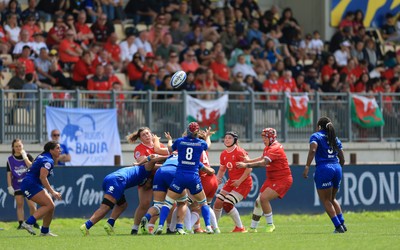 270425 - Italy v Wales, Guinness Women’s Six Nations 2025 - Wales and Italy compete for the ball