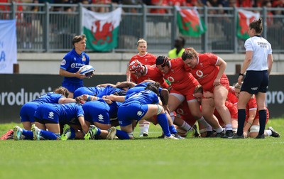 270425 - Italy v Wales, Guinness Women’s Six Nations 2025 - Keira Bevan of Wales, Donna Rose of Wales, Carys Phillips of Wales and Gwenllian Pyrs of Wales prepare for the scrum