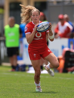 270425 - Italy v Wales, Guinness Women’s Six Nations 2025 - Carys Cox of Wales 
