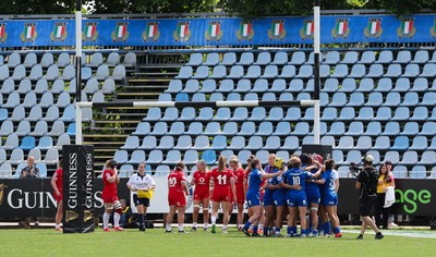 270425 - Italy v Wales, Guinness Women’s Six Nations 2025 - Italy celebrate on the final whistle
