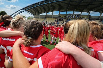 270425 - Italy v Wales, Guinness Women’s Six Nations 2025 - Wales team huddle at the end of the match