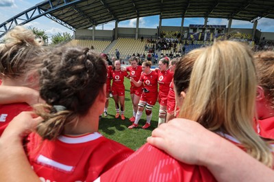 270425 - Italy v Wales, Guinness Women’s Six Nations 2025 - Wales team huddle at the end of the match