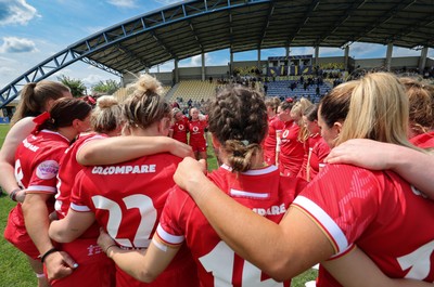 270425 - Italy v Wales, Guinness Women’s Six Nations 2025 - Wales team huddle at the end of the match