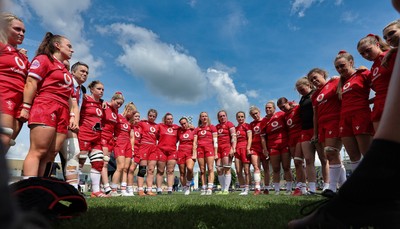 270425 - Italy v Wales, Guinness Women’s Six Nations 2025 - Wales team huddle at the end of the match
