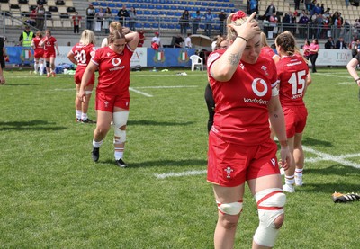 270425 - Italy v Wales, Guinness Women’s Six Nations 2025 - Wales players at the end of the match