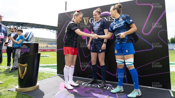 270425 - Italy v Wales, Guinness Women’s Six Nations 2025 - Wales Captain Hannah Jones and Italy captain Elisa Giordano at the coin toss