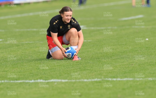 270425 - Italy v Wales, Guinness Women’s Six Nations 2025 - Lleucu George of Wales during warm up