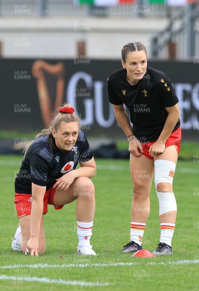 270425 - Italy v Wales, Guinness Women’s Six Nations 2025 - Hannah Jones of Wales and Jasmine Joyce of Wales during warm up