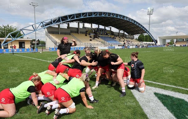 270425 - Italy v Wales, Guinness Women’s Six Nations 2025 - The Wales torwards during warm up