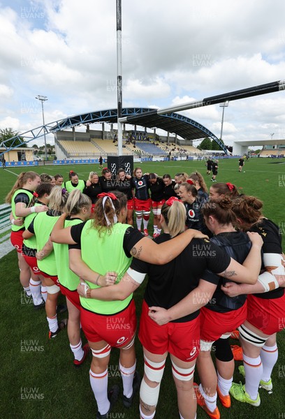 270425 - Italy v Wales, Guinness Women’s Six Nations 2025 - The Wales team huddle up during warm up
