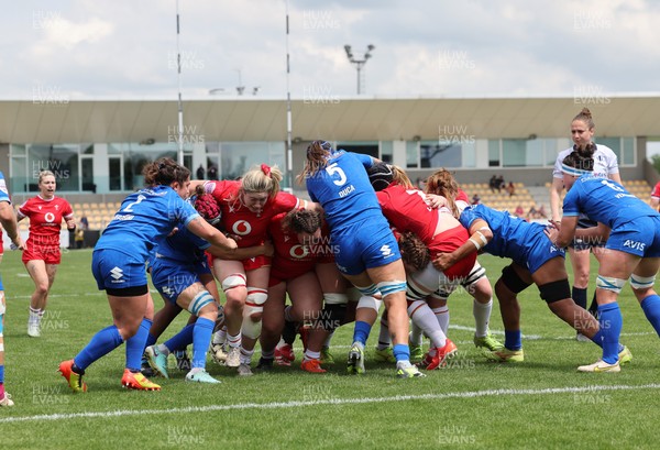 270425 - Italy v Wales, Guinness Women’s Six Nations 2025 - Kate Williams of Wales powers over to score try
