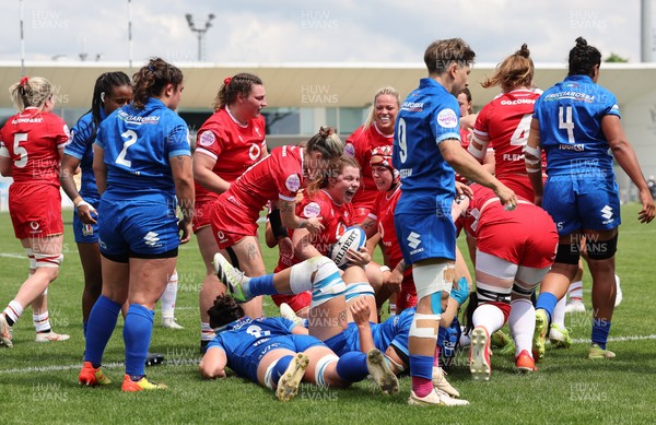 270425 - Italy v Wales, Guinness Women’s Six Nations 2025 - Kate Williams of Wales powers over to score try