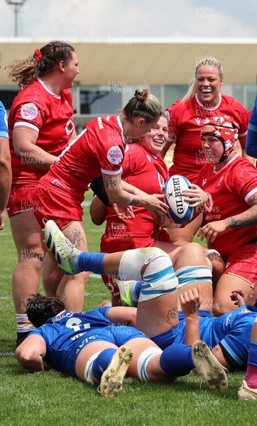 270425 - Italy v Wales, Guinness Women’s Six Nations 2025 - Kate Williams of Wales powers over to score try