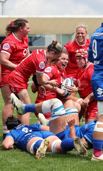 270425 - Italy v Wales, Guinness Women’s Six Nations 2025 - Kate Williams of Wales powers over to score try