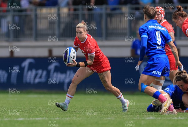 270425 - Italy v Wales, Guinness Women’s Six Nations 2025 - Keira Bevan of Wales takes own Sofia Stefan of Italy