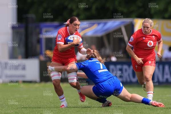 270425 - Italy v Wales, Guinness Women’s Six Nations 2025 - Georgia Evans of Wales takes on Francesca Sgorbini of Italy