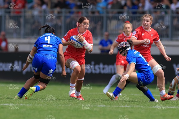 270425 - Italy v Wales, Guinness Women’s Six Nations 2025 - Georgia Evans of Wales charges forward